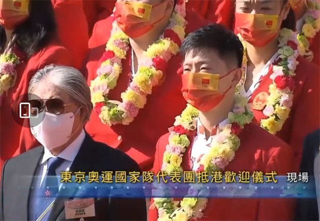 萧常乾摇摇头，说道：我也不知道怎么回事啊……萧老太太追问：那你这魂不守舍的想什么呢？红艳为什么到现在还联系不上？你到底有什么事瞒着我？萧常乾迟疑片刻，叹了口气，说：妈我跟您说实话吧，其实今天红艳是给马岚设了一个局，找了一个老千，跟马岚一起打麻将，目的是想把马岚手里的钱，和叶辰那套别墅都骗过来，这样一来，等银行查封了咱这套别墅，您不就能住进您心心念念的汤臣一品了吗？萧老太太一听这话，急忙眼前一亮，激动不已的脱口问道：那别墅到底骗来了吗？我什么时候才能住进去？。